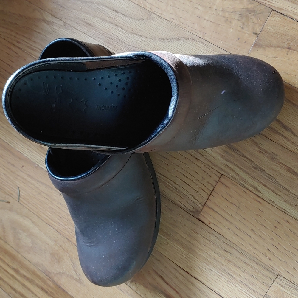 Dansko brown leather size 39 NARROW